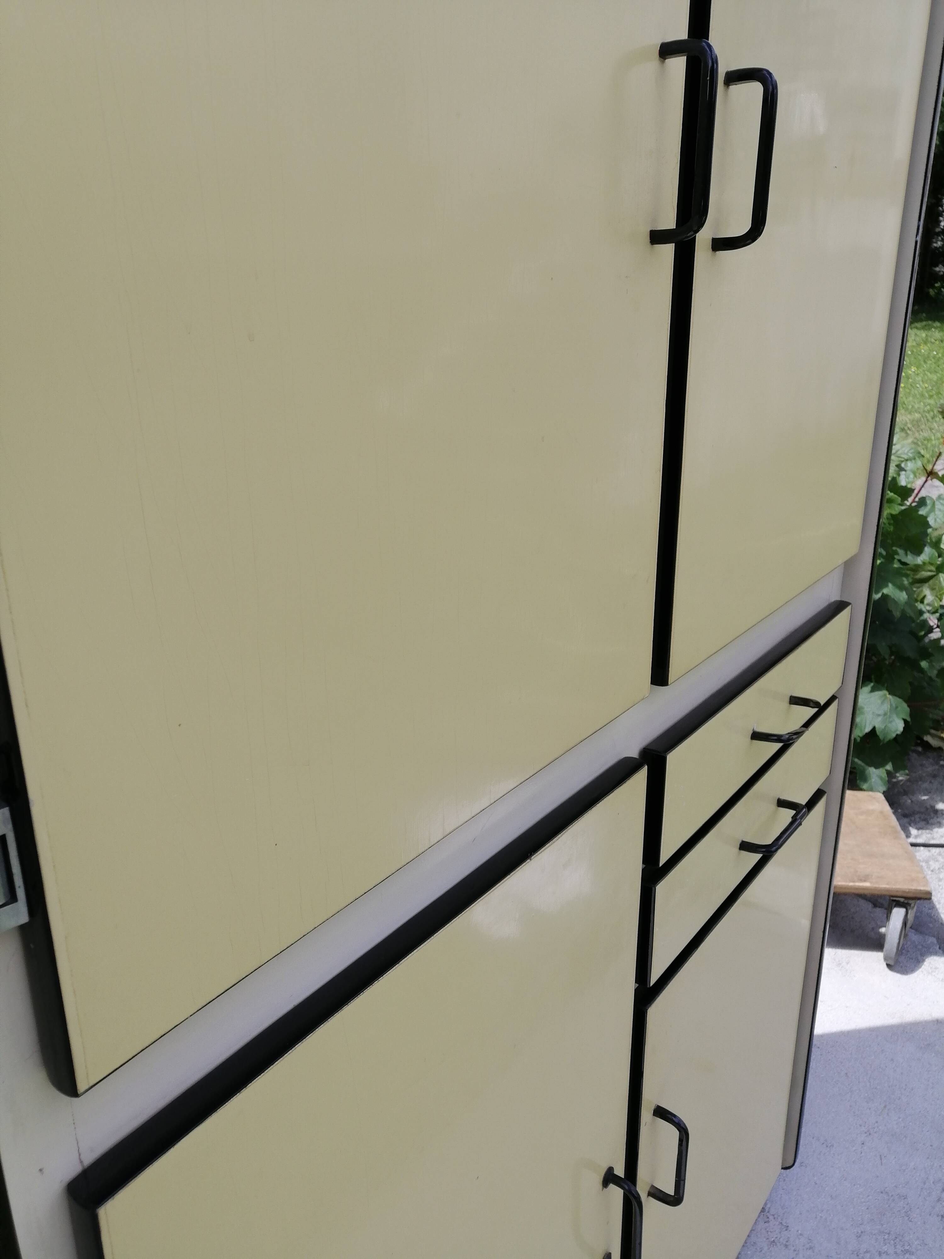 Buffet cuisine in pale yellow formica 50/60 years