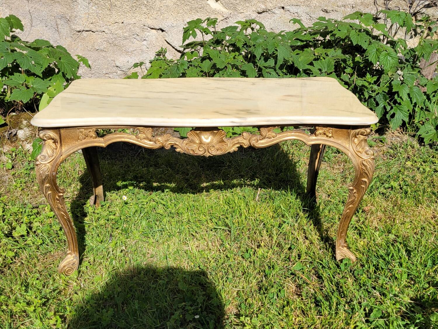 Louis XV coffee table in white Carrara marble with a gilded bronze base.