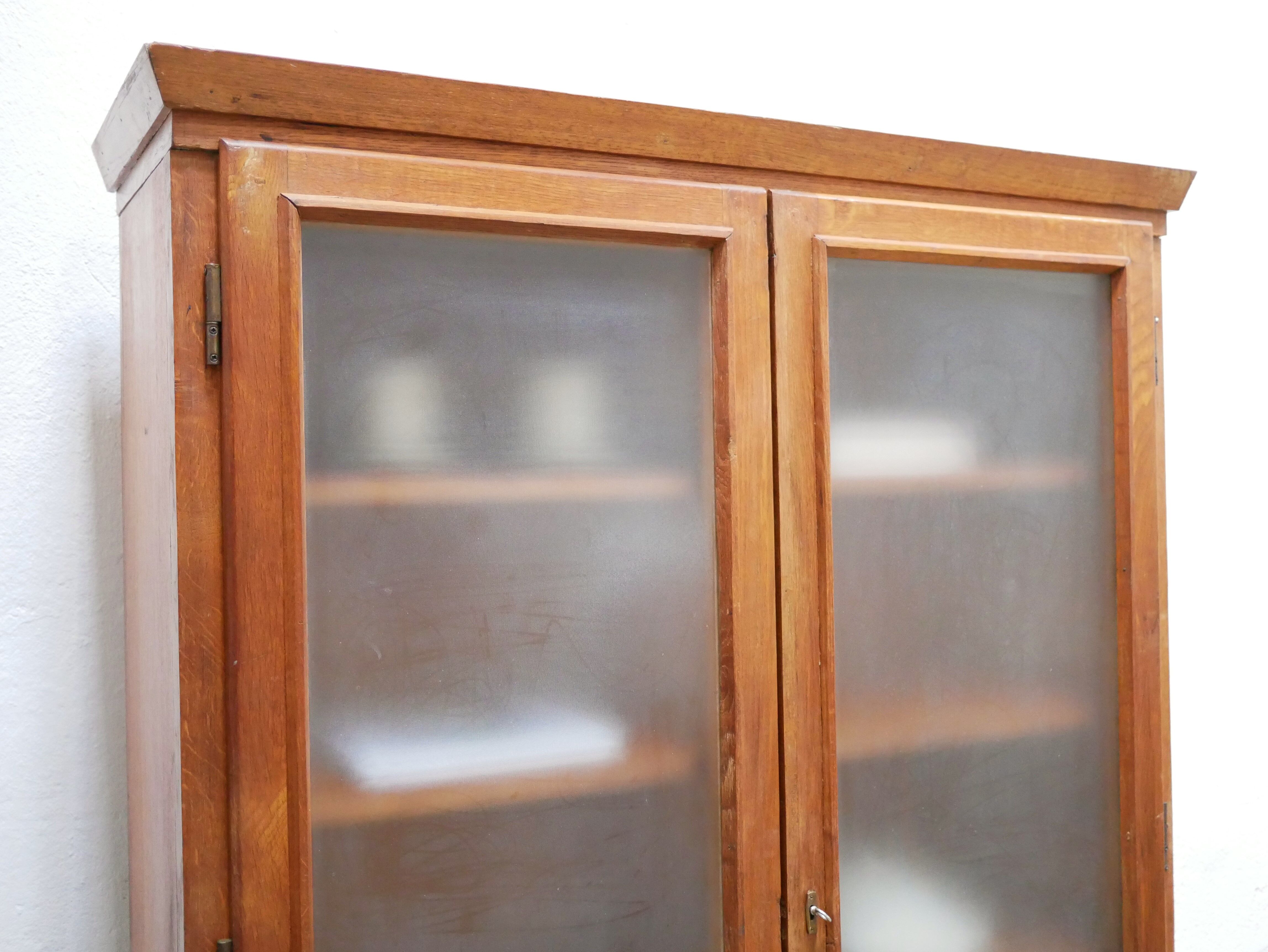 Bibliothèque vitrée vintage en bois