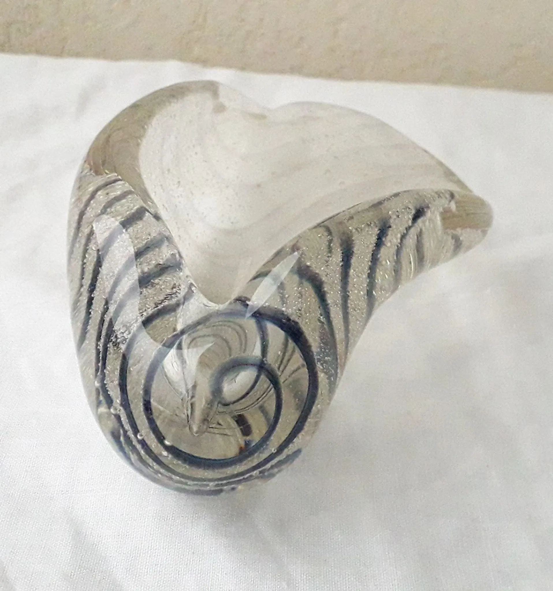 Shell-shaped glass catchall