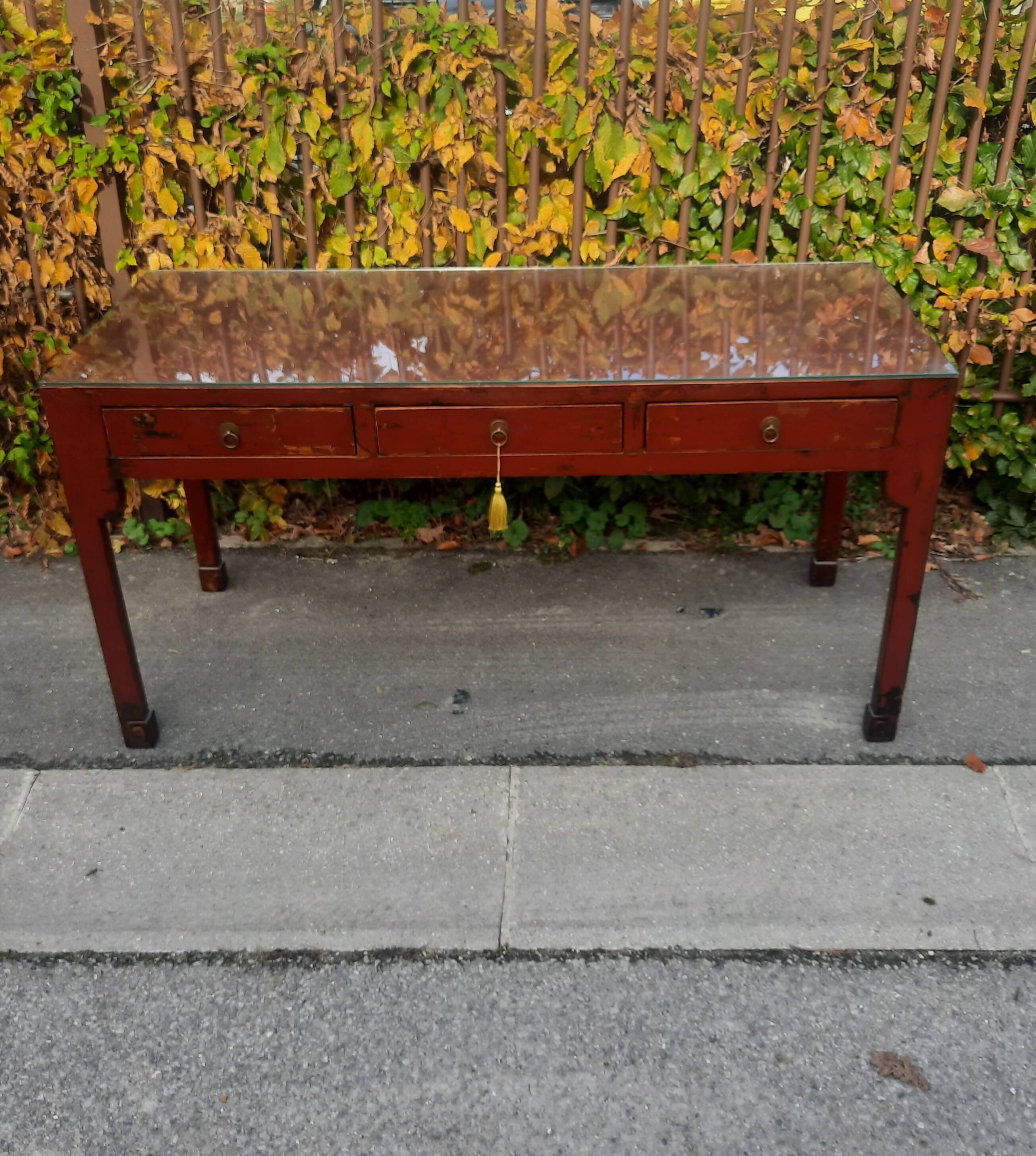 Grande console à tirroir  d extreme orient laquée rouge