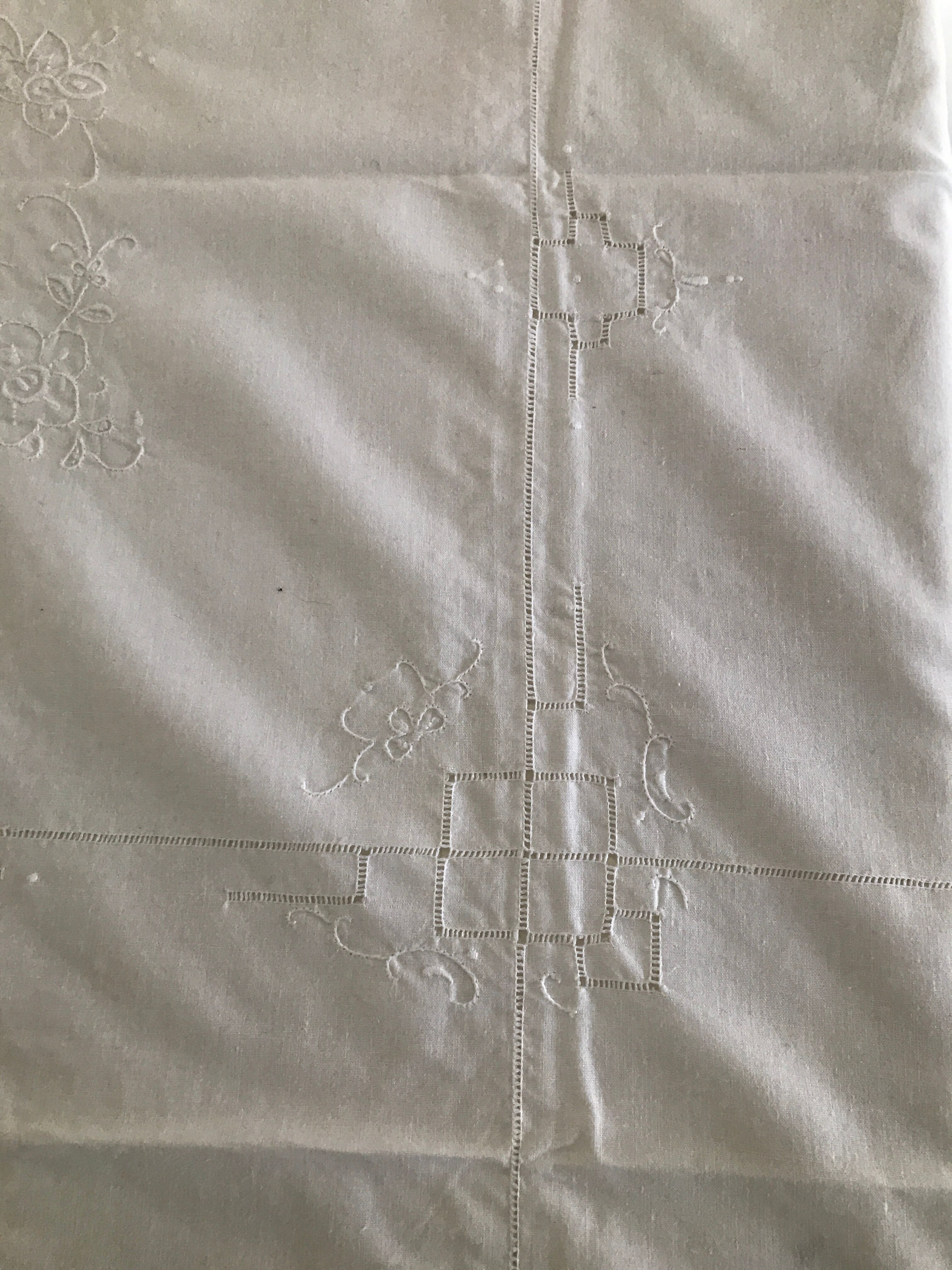 Nappe and 12 vintage embroidered towel