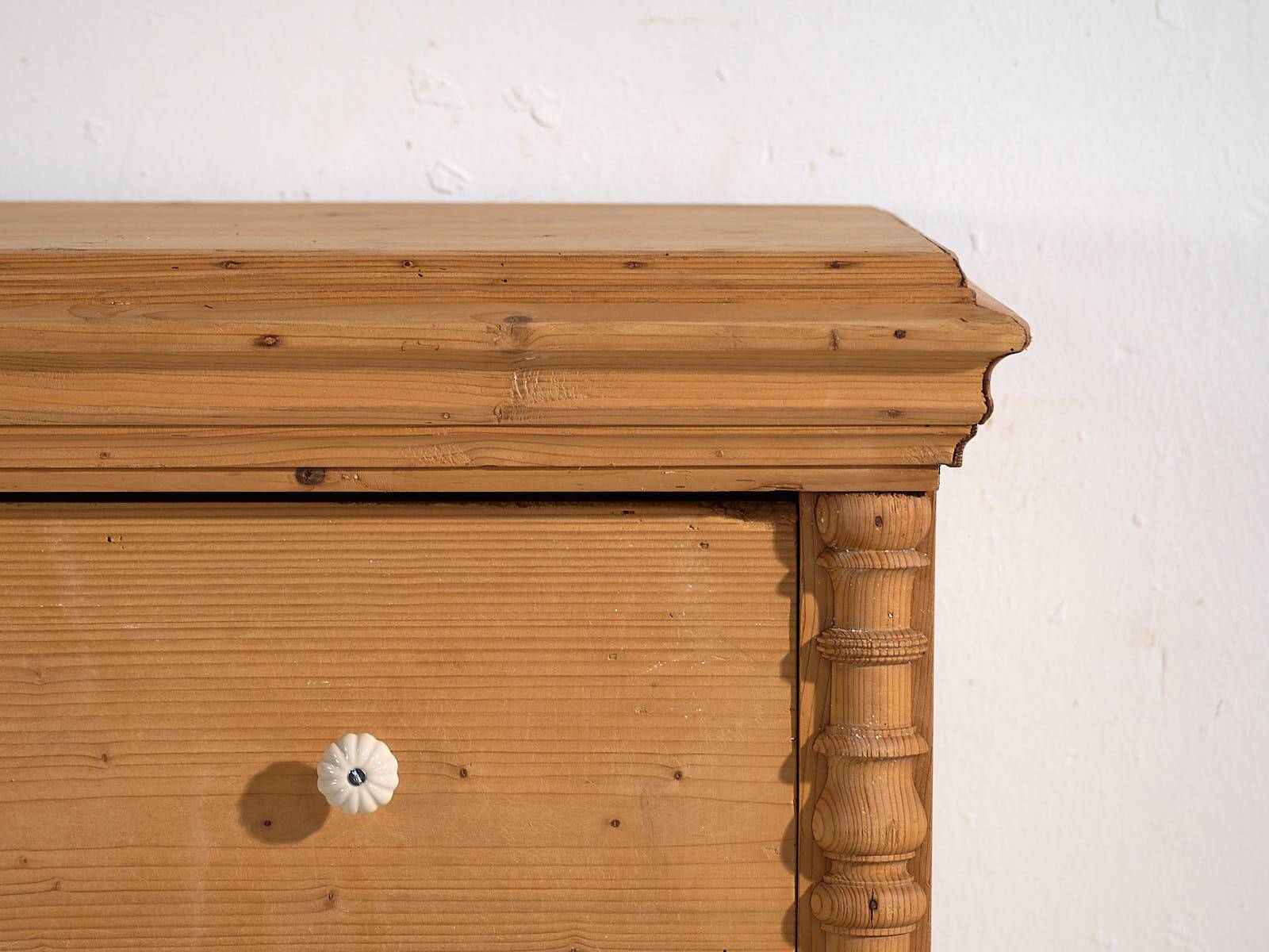 Antique bedroom chest of drawers (circa 1920)