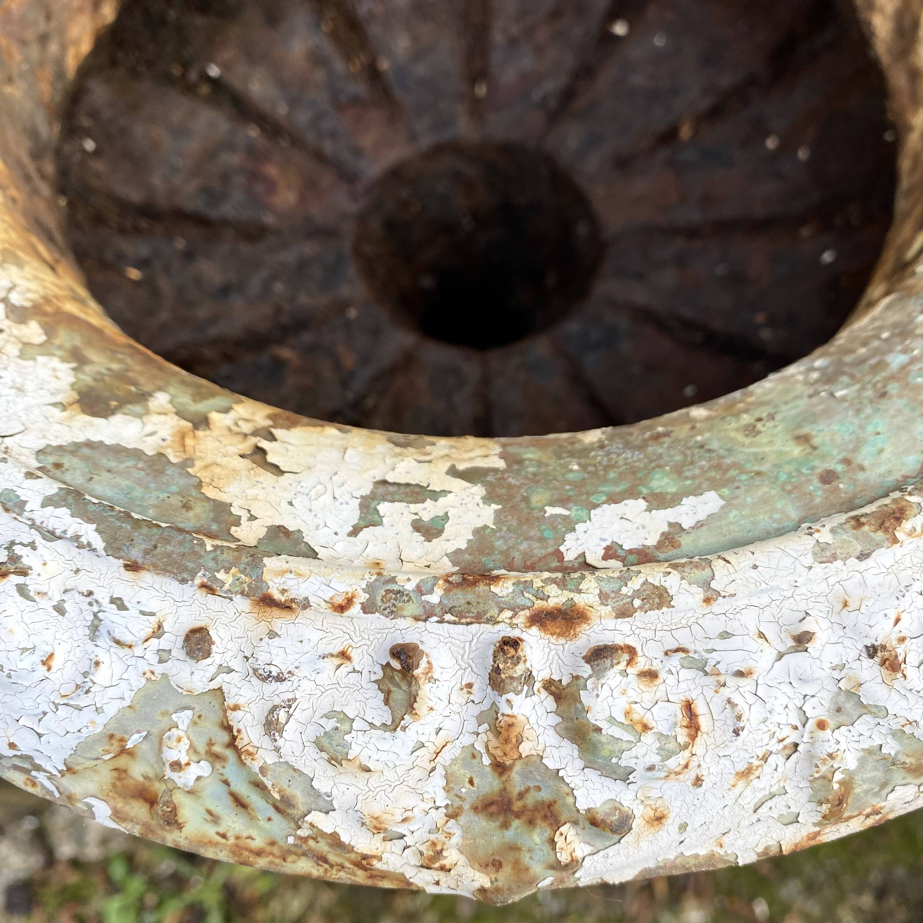Médicis planters in cast iron old villa