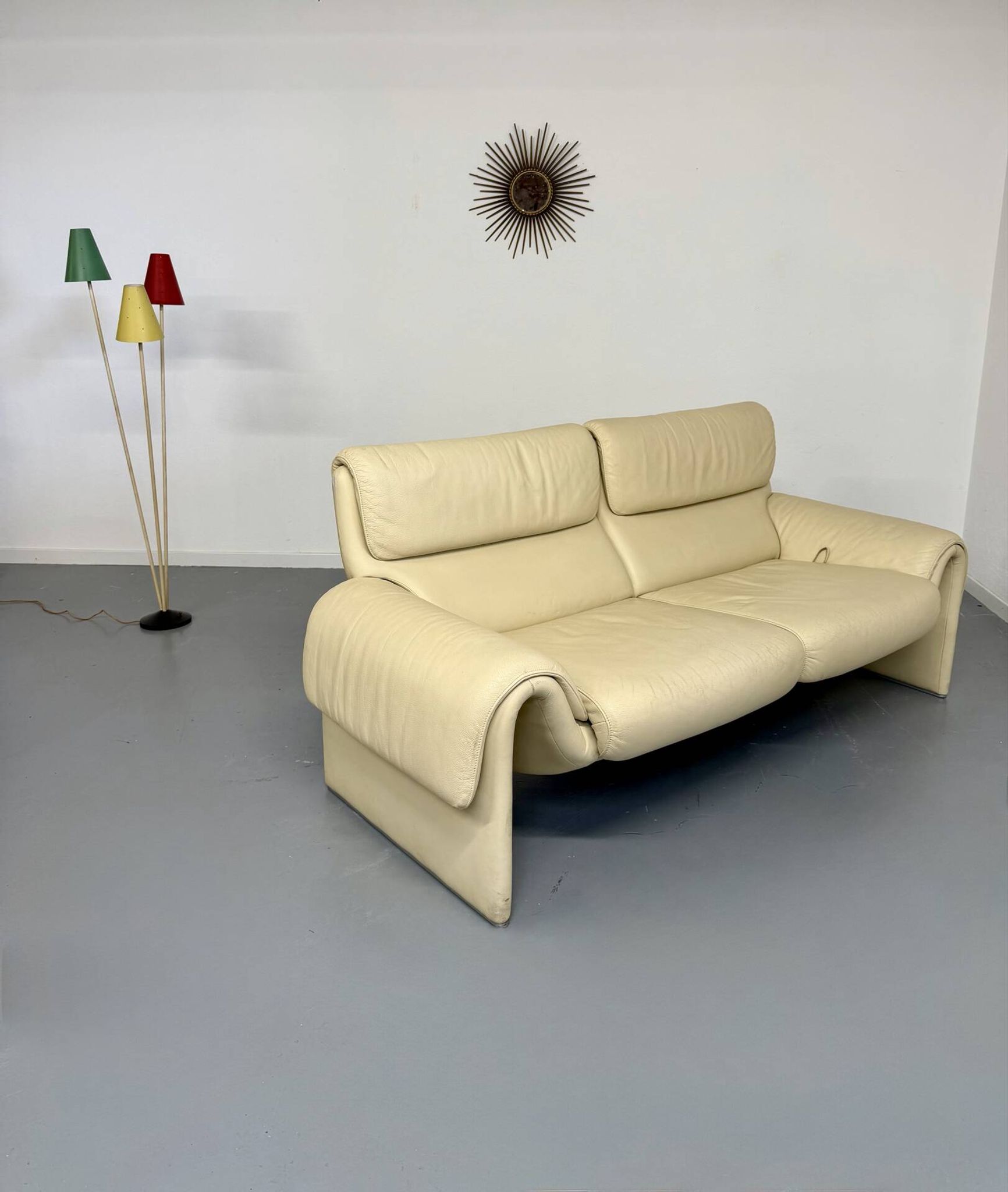 Two-seater designer sofa De Sede DS-2011 in cream leather with adjustable backrest.