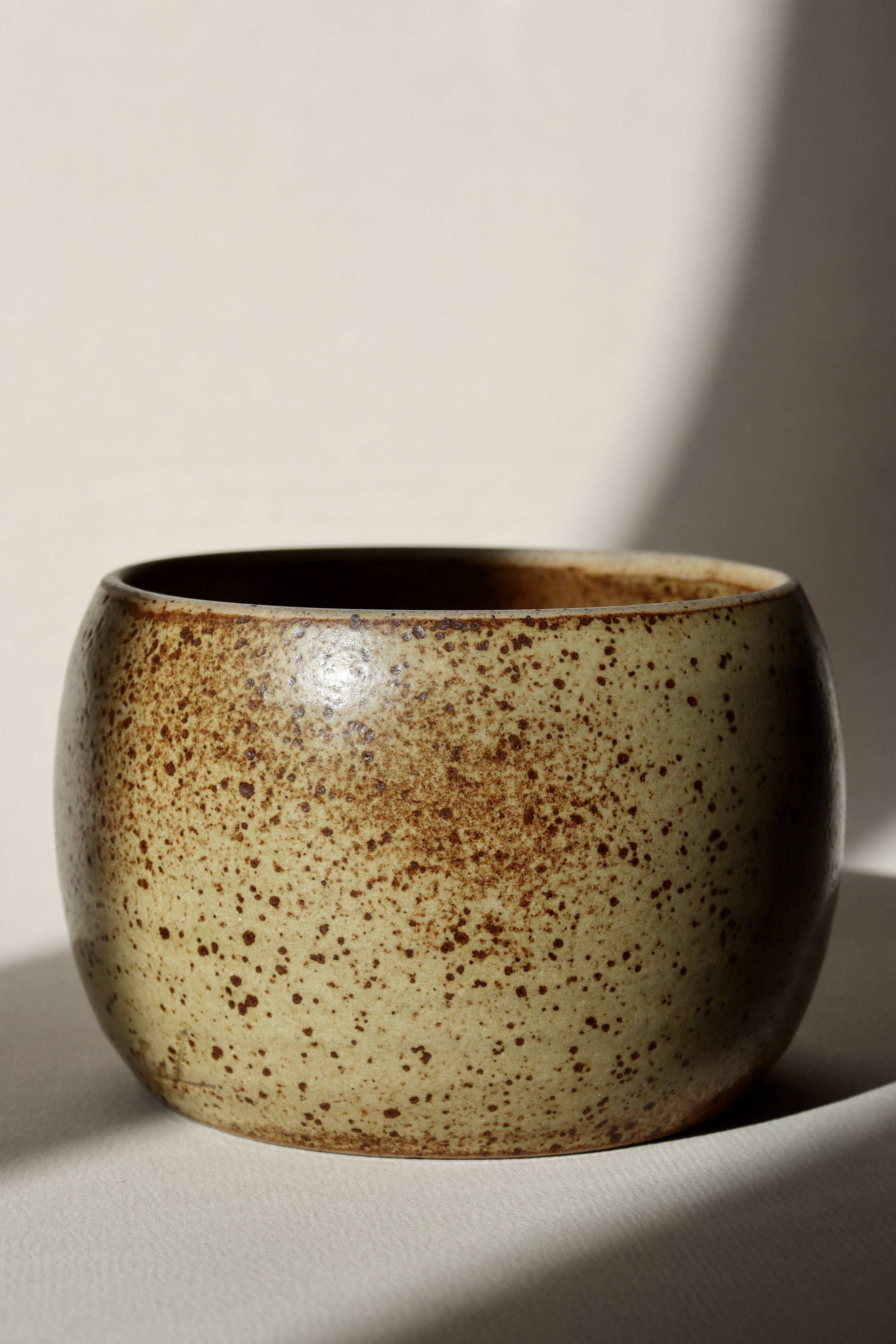 Pot en grès moucheté