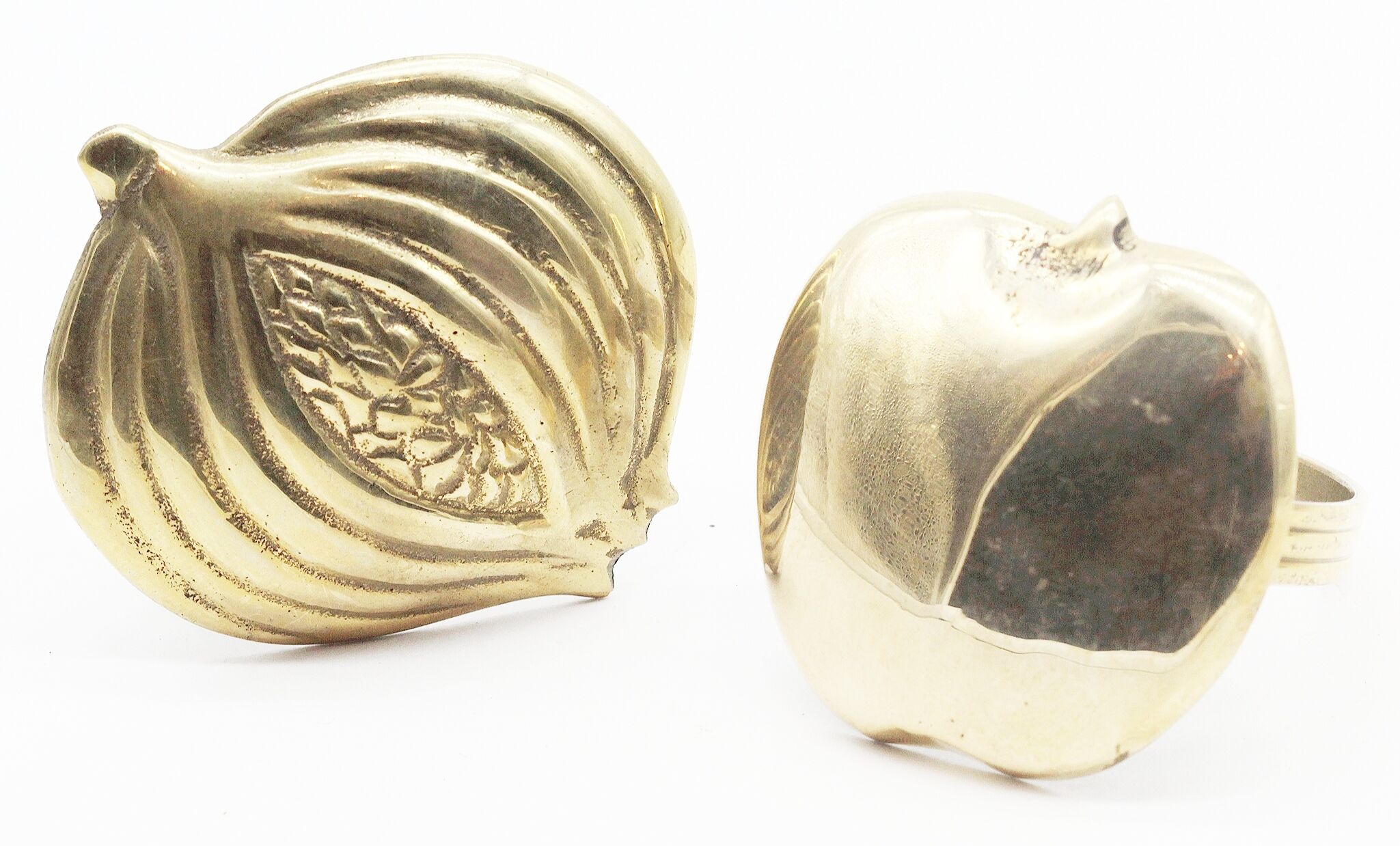 Lot of 2 rounds of brass towel pomegranate and apple