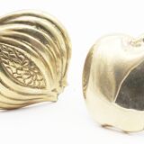 Lot of 2 rounds of brass towel pomegranate and apple