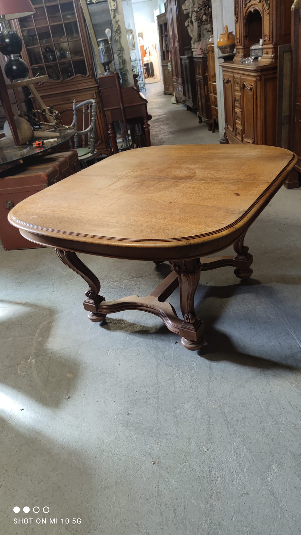 Dining table in solid blond walnut extendable Louis XV style around 1910/20