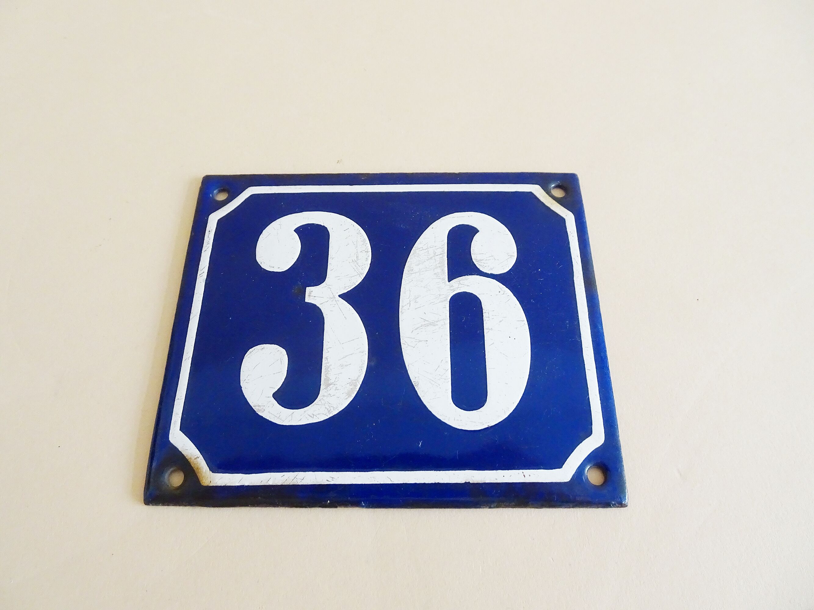 Plaque d’immatriculation de la vieille maison en bleu blanc, panneau en émail numéro 36