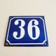 Plaque d’immatriculation de la vieille maison en bleu blanc, panneau en émail numéro 36