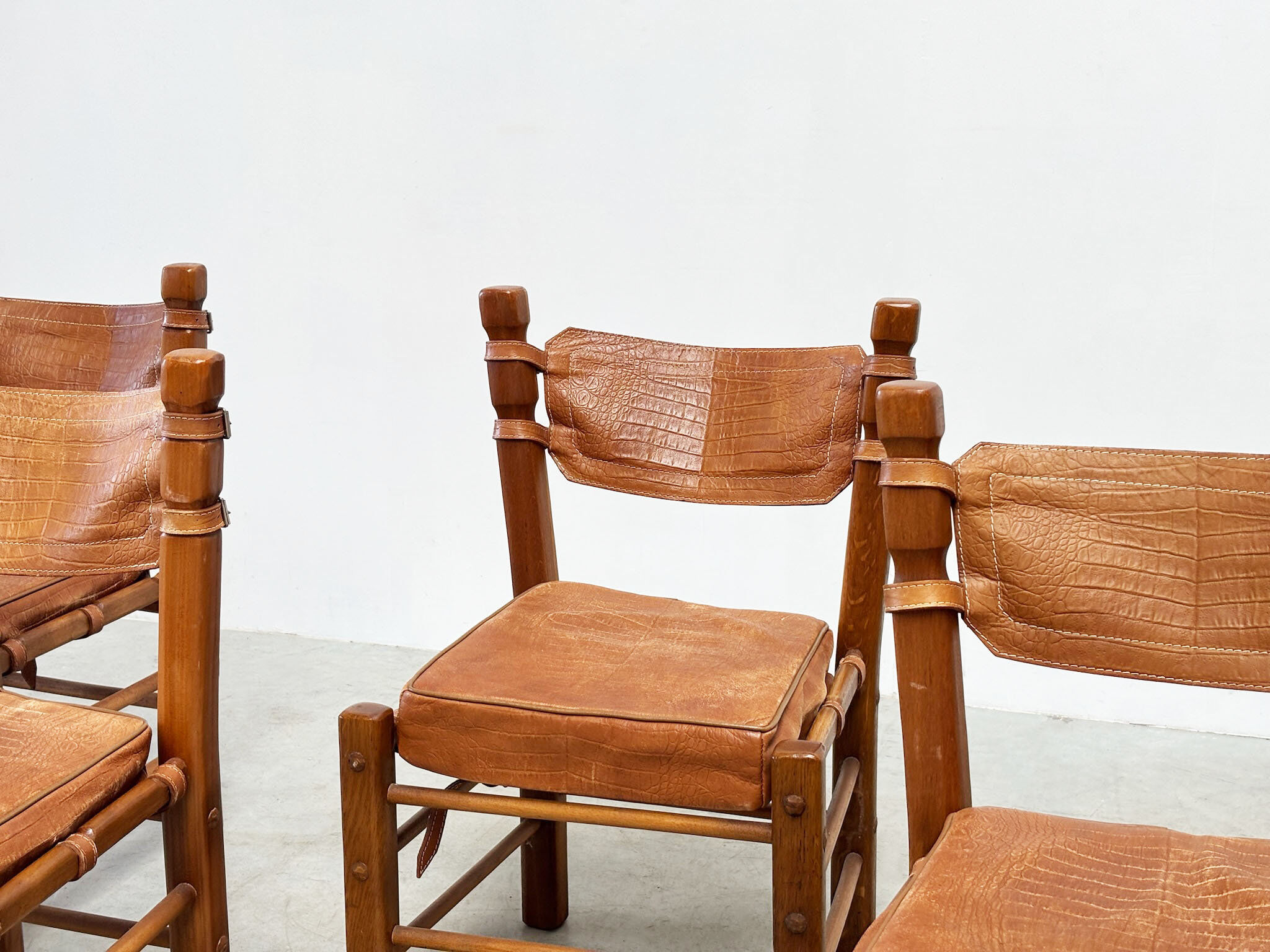 Ensemble de six chaises de salle à manger en cuir brutalistes