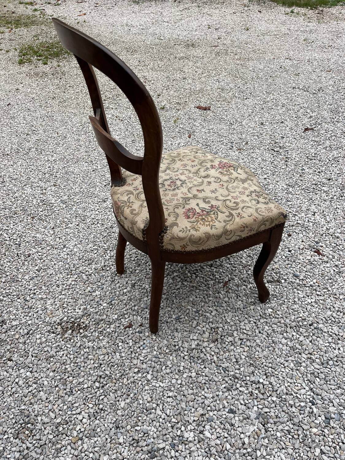 Set of 4 walnut armchairs and table, 19th century