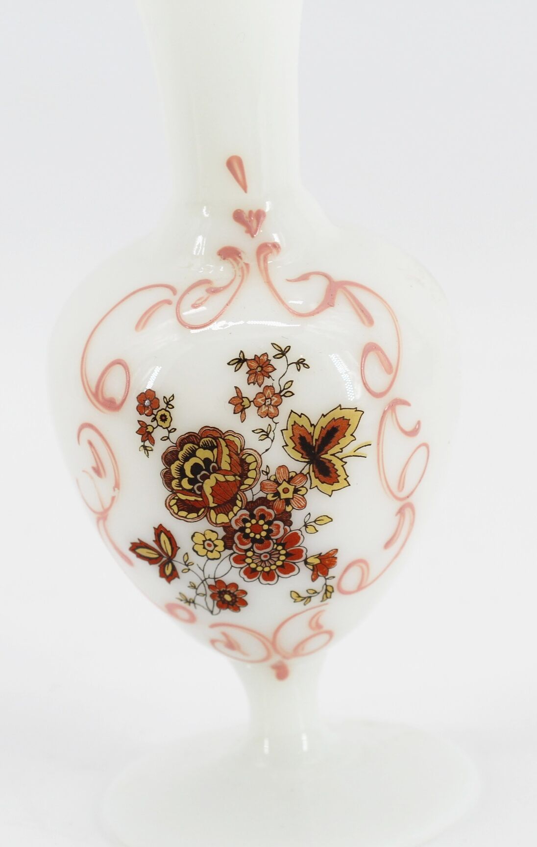 Vase in white opaline flowers