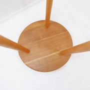 Table d'appoint vintage en bois massif avec pieds arrondis