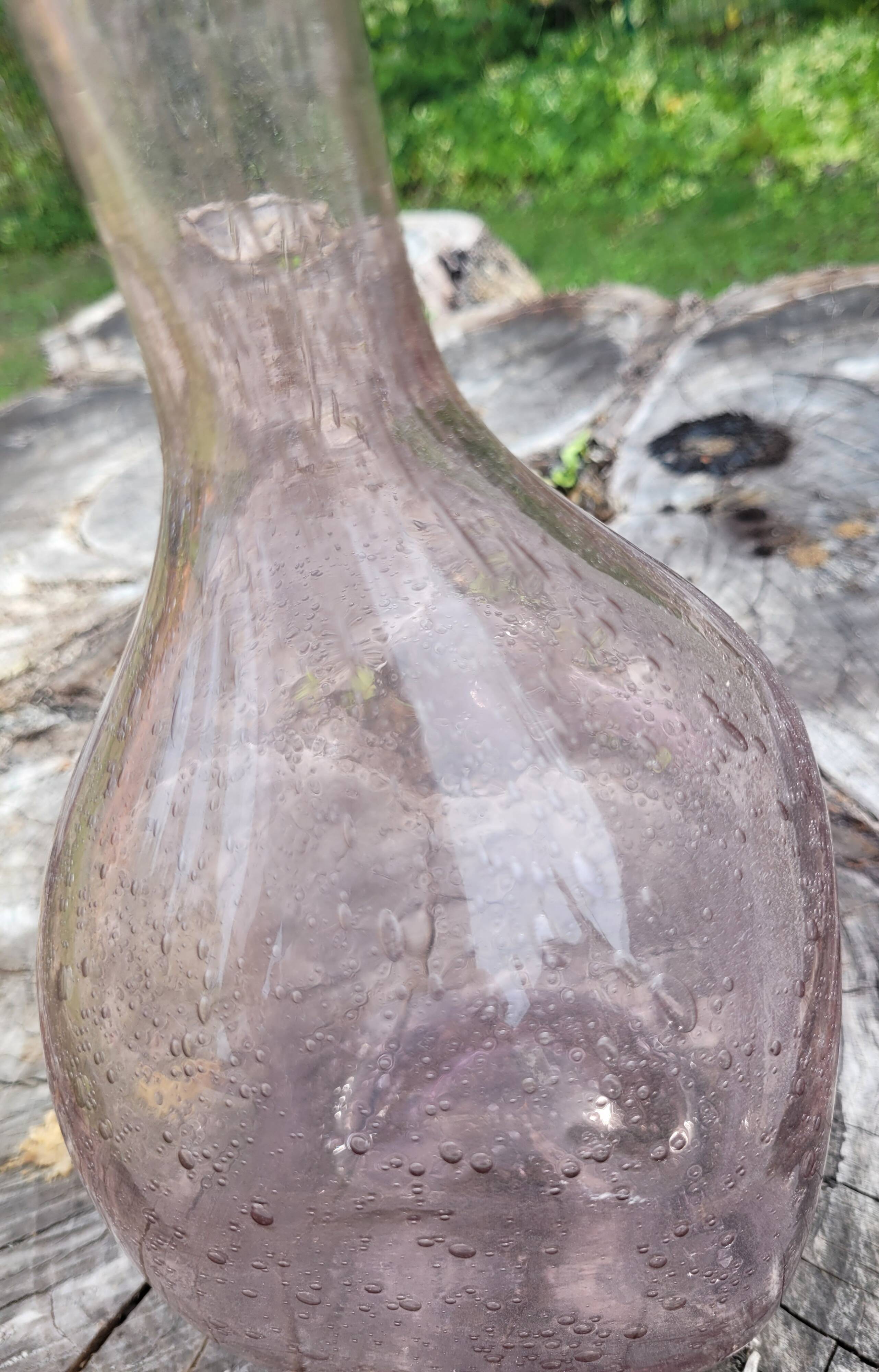 Bouteille en verre soufflé bullé, style verrerie Biot.