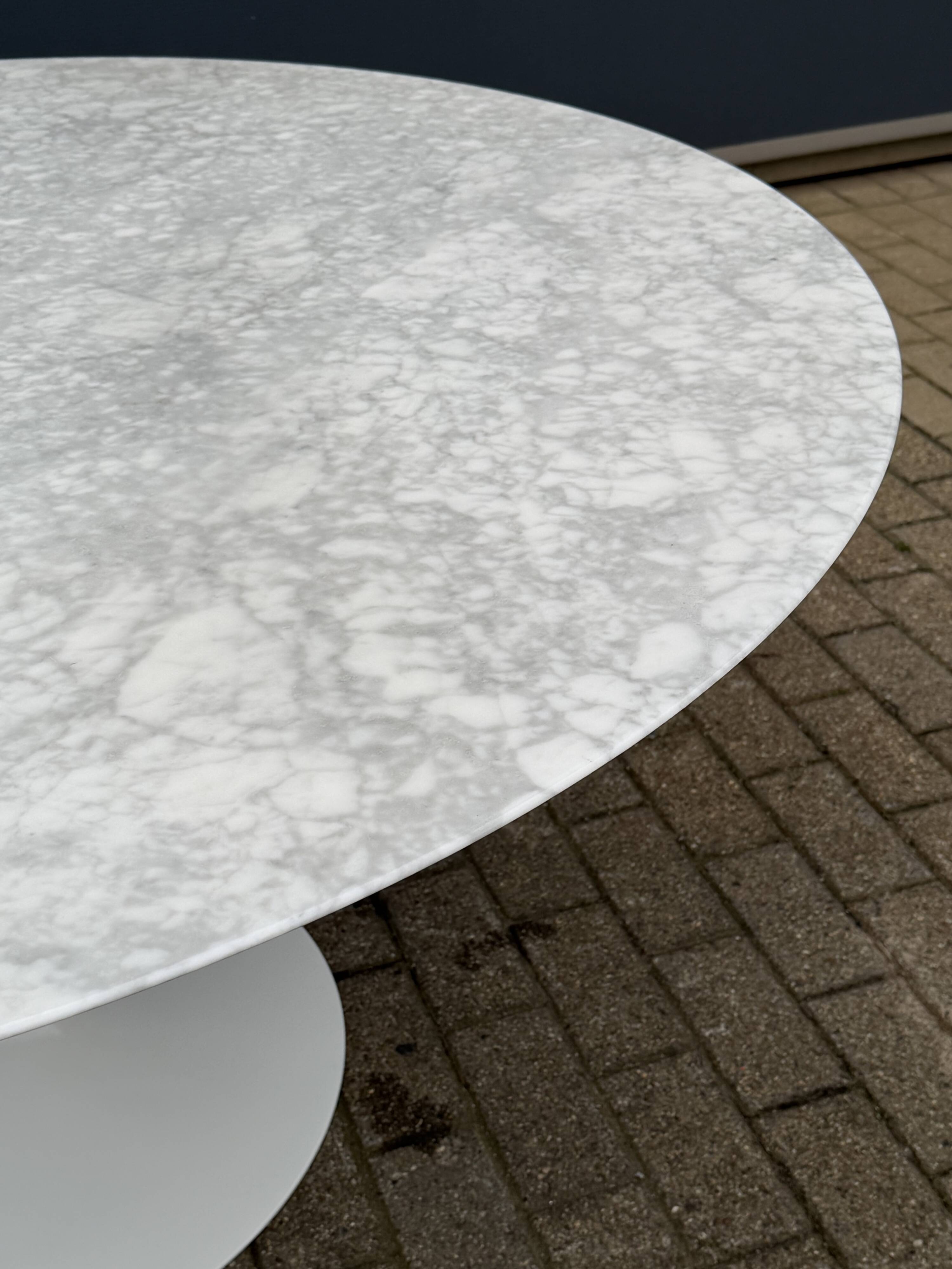 Original round dining table Knoll Tulip (152cm) Carrara