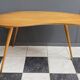 Table en bois en forme de rein des années 1960