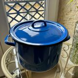 Vintage pot in enamelled sheet metal