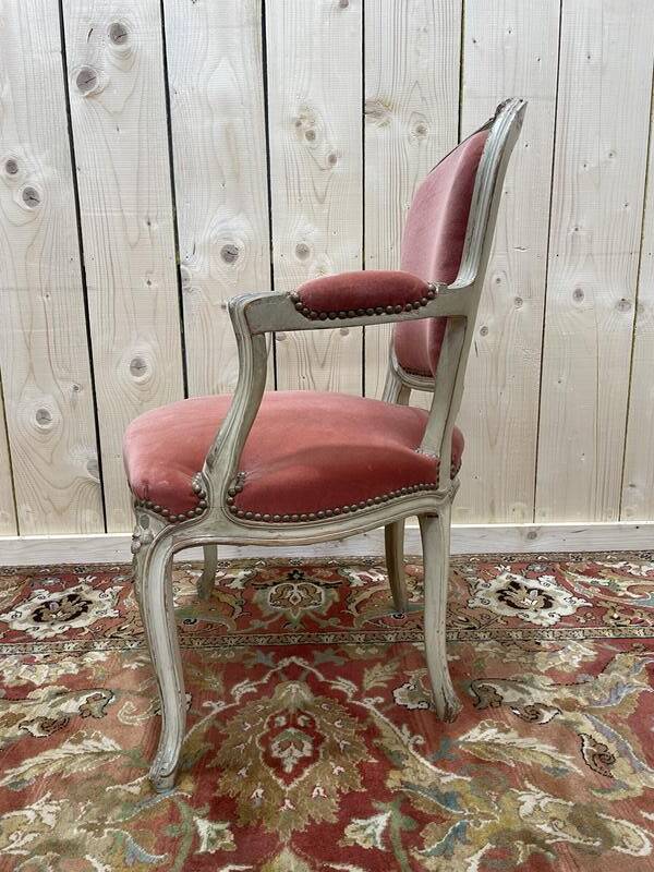Fauteuil cabriolet de style Louis XV en velours rose