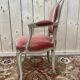 Fauteuil cabriolet de style Louis XV en velours rose