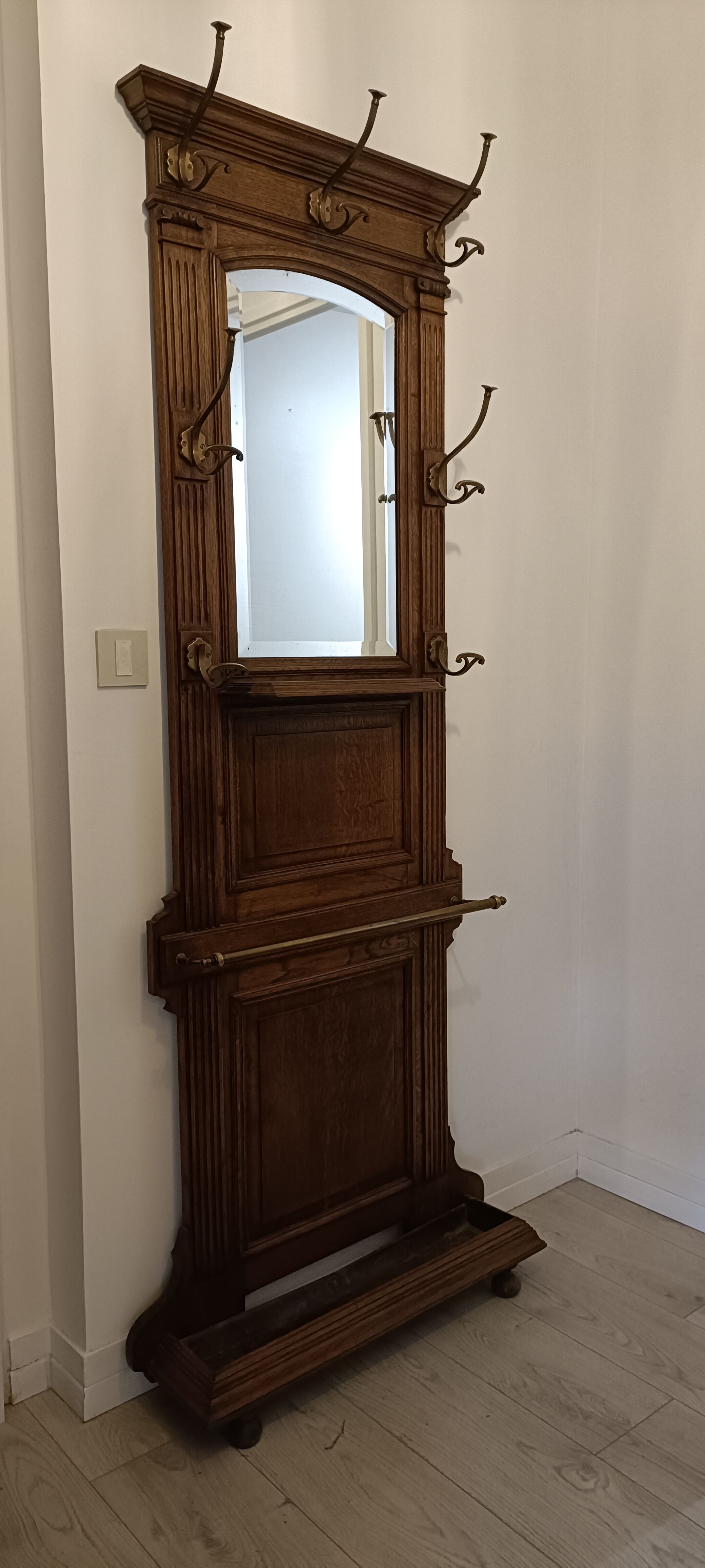 Pedestal wall cloakroom 1900