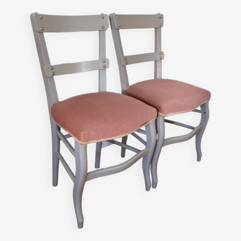 Paire de chaises en bois gris et velours rose style Louis XV
