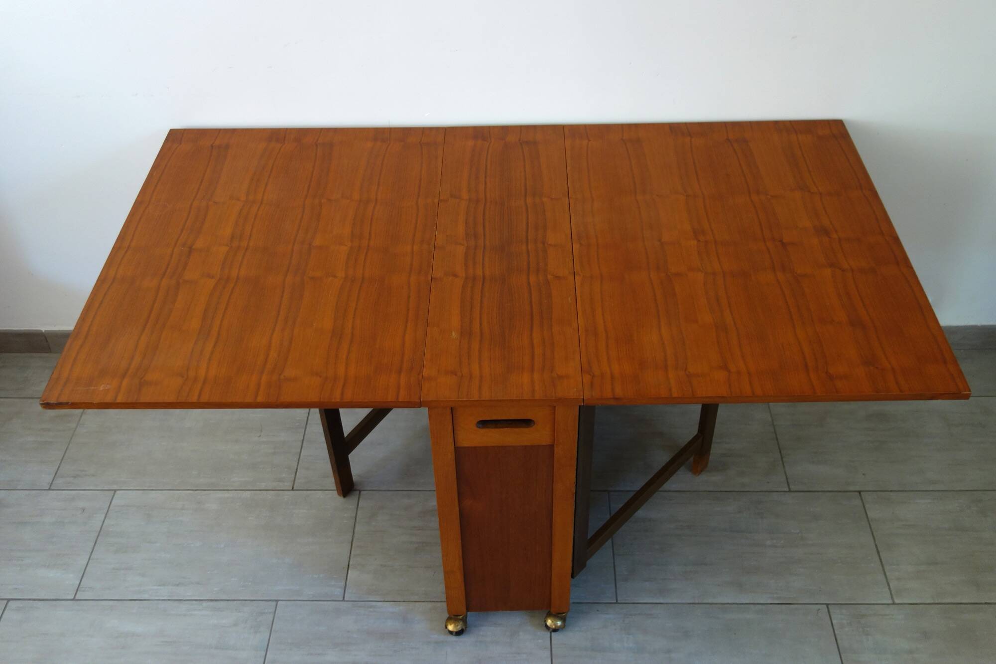 Drop-leaf table and 4 folding chairs, 1960