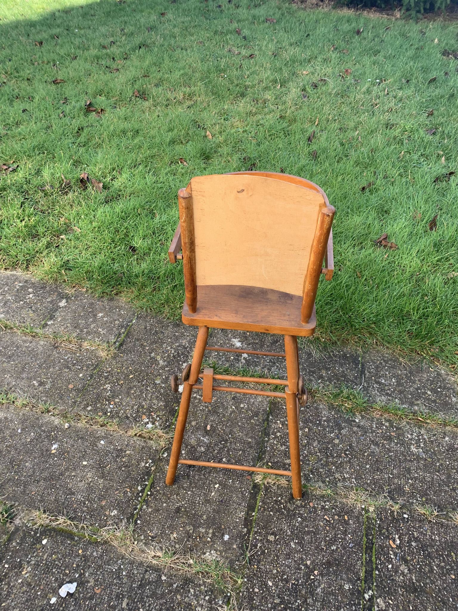 Chaise haute pour poupées en bois vintage