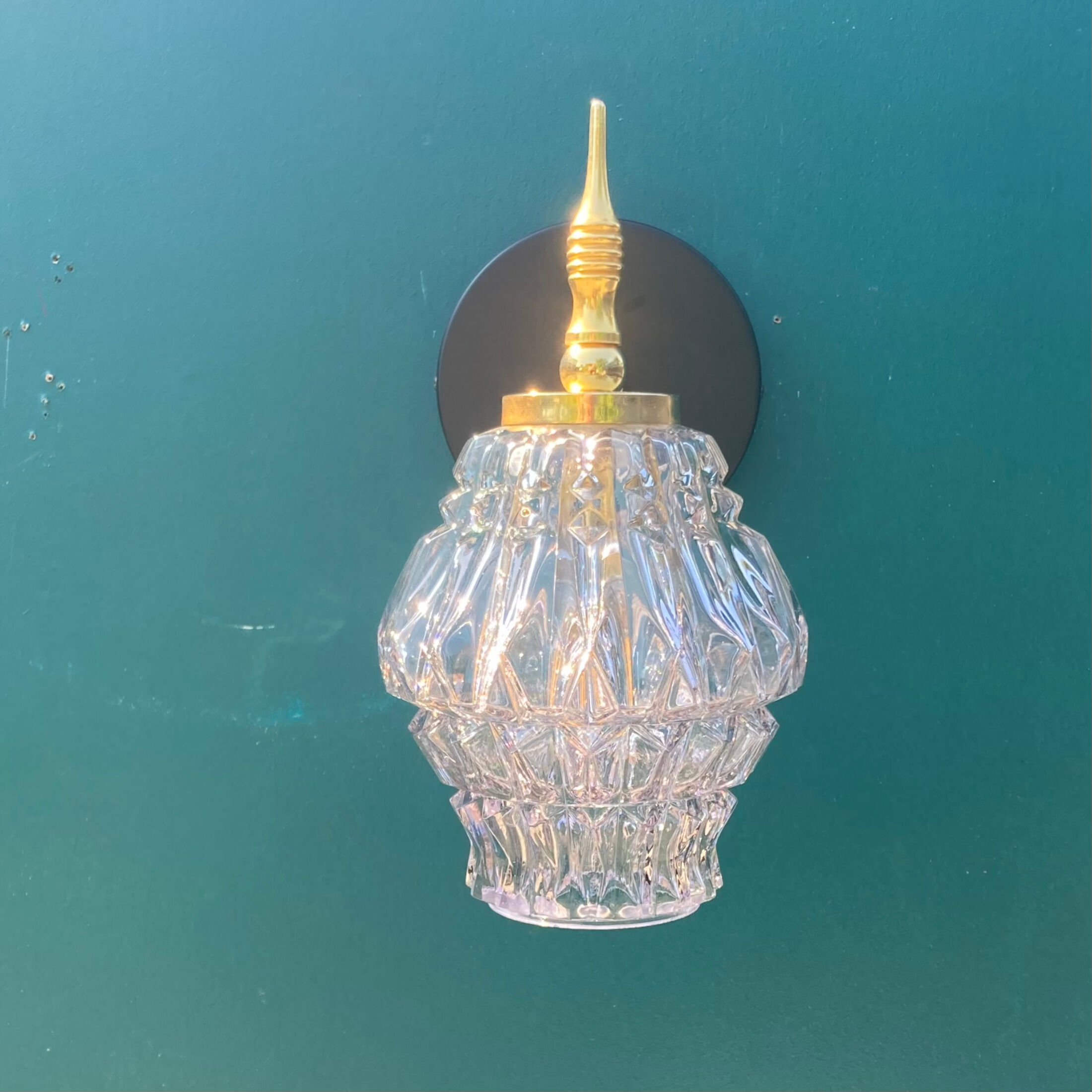 Gilded brass wall lamp and its colorful thick glass tulip