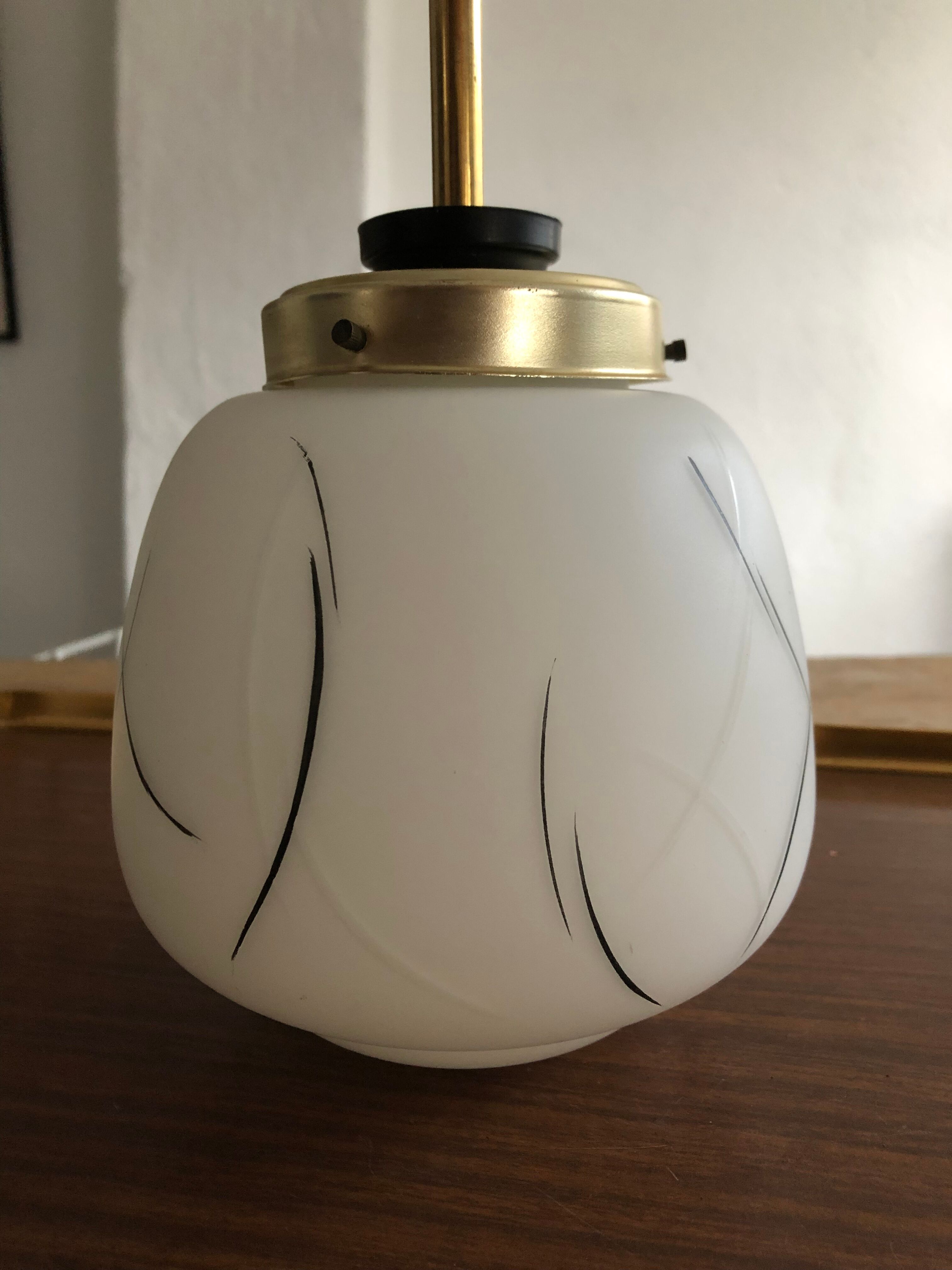 Suspension opaline et laiton vintage des années 50