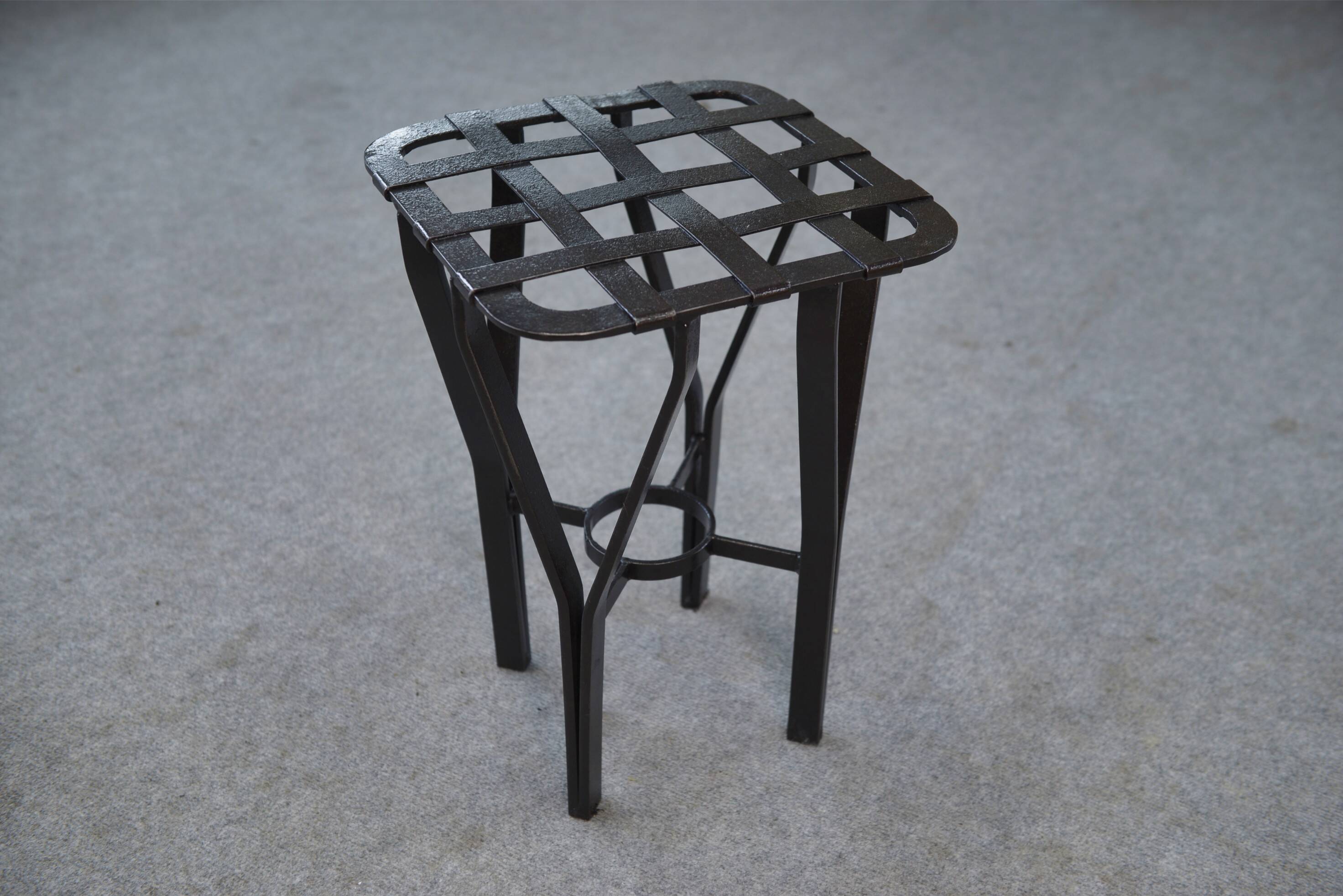 Tabouret fer forgé et métal tressé France 1950's