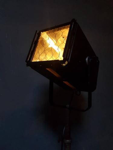 Tripod lamp