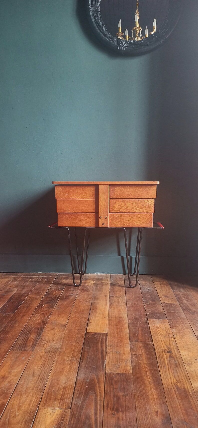 Travailleuse sur pieds vintage