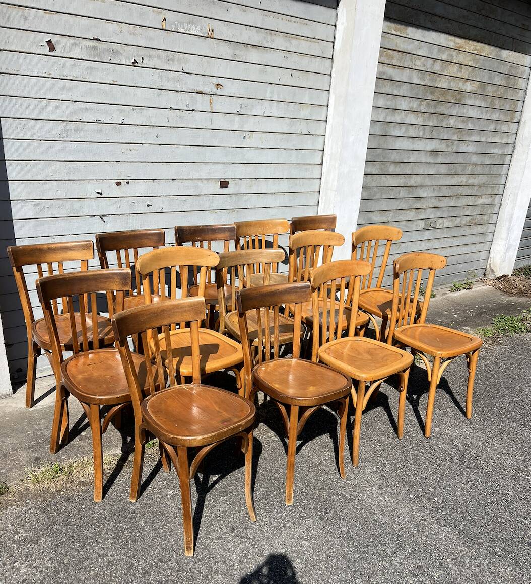 (Lot) 14 honey-coloured bistro chairs (Baumann)