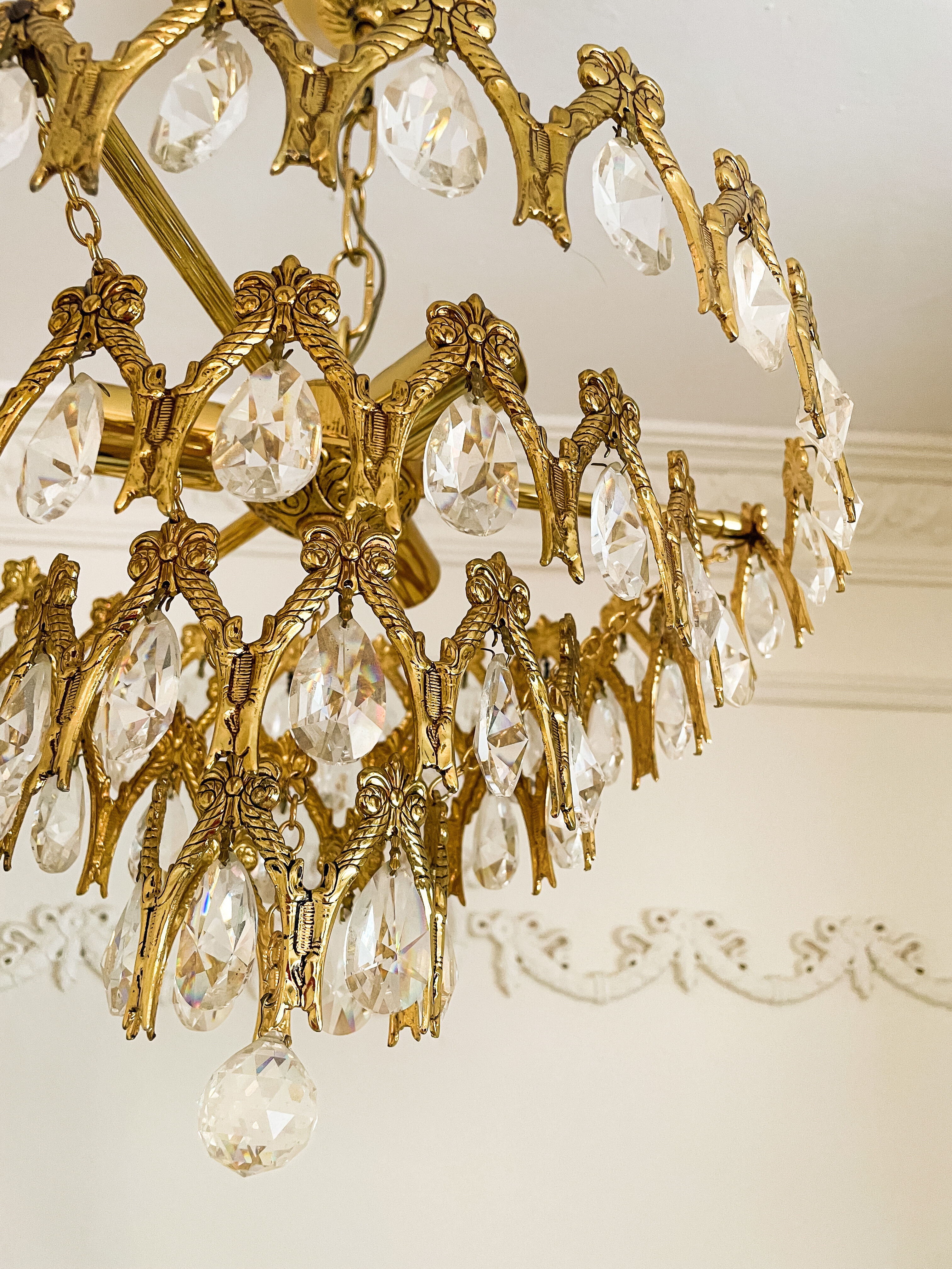 Vintage chandelier in gilded brass with crystal pendants.