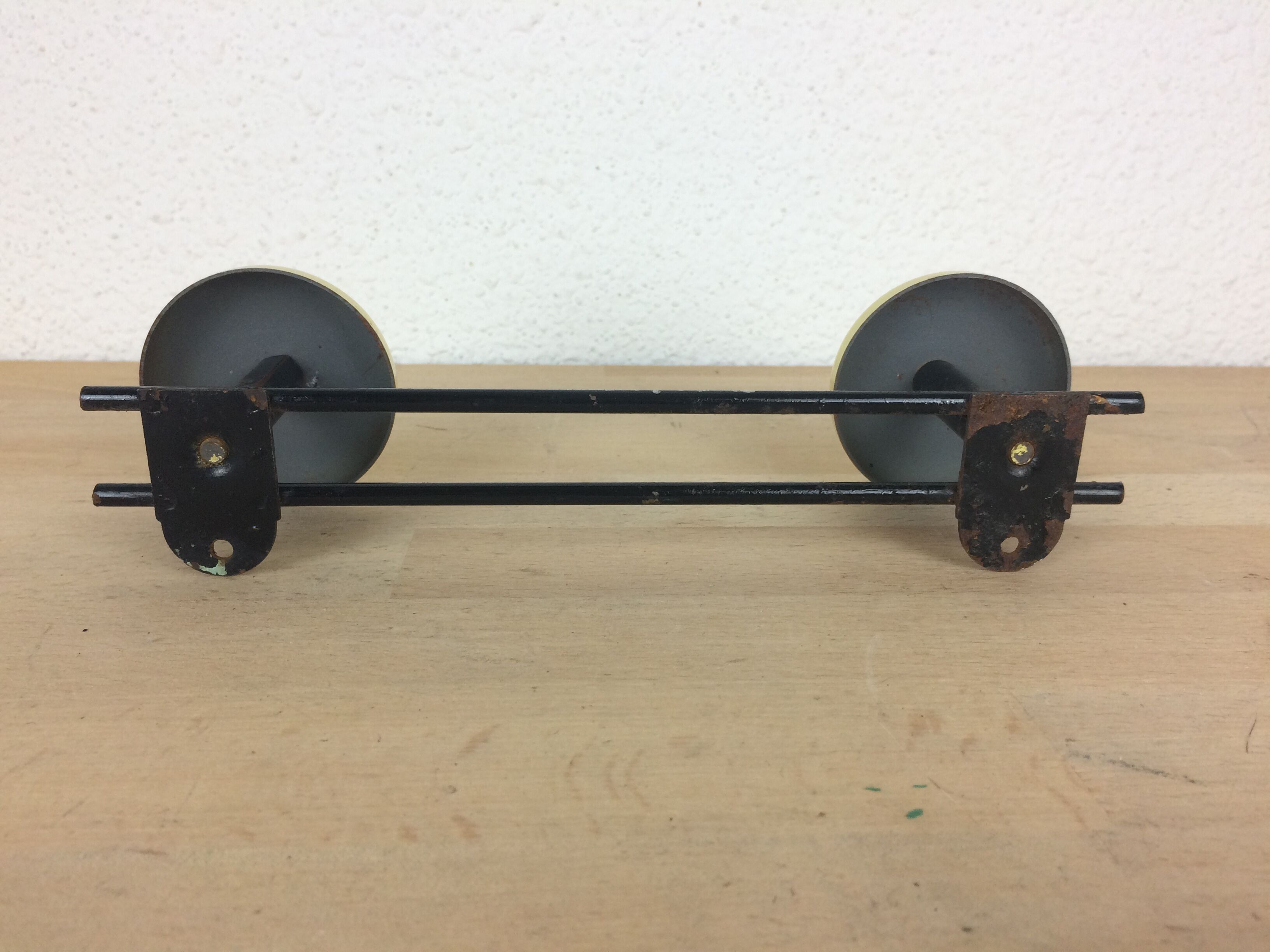 Double wall hook vintage yellow balls