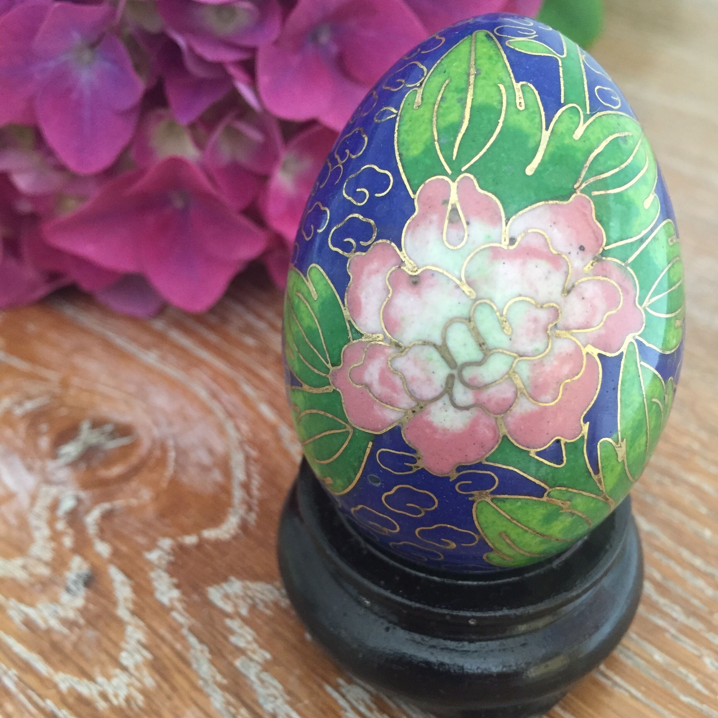 Batch of decorative partitioned eggs