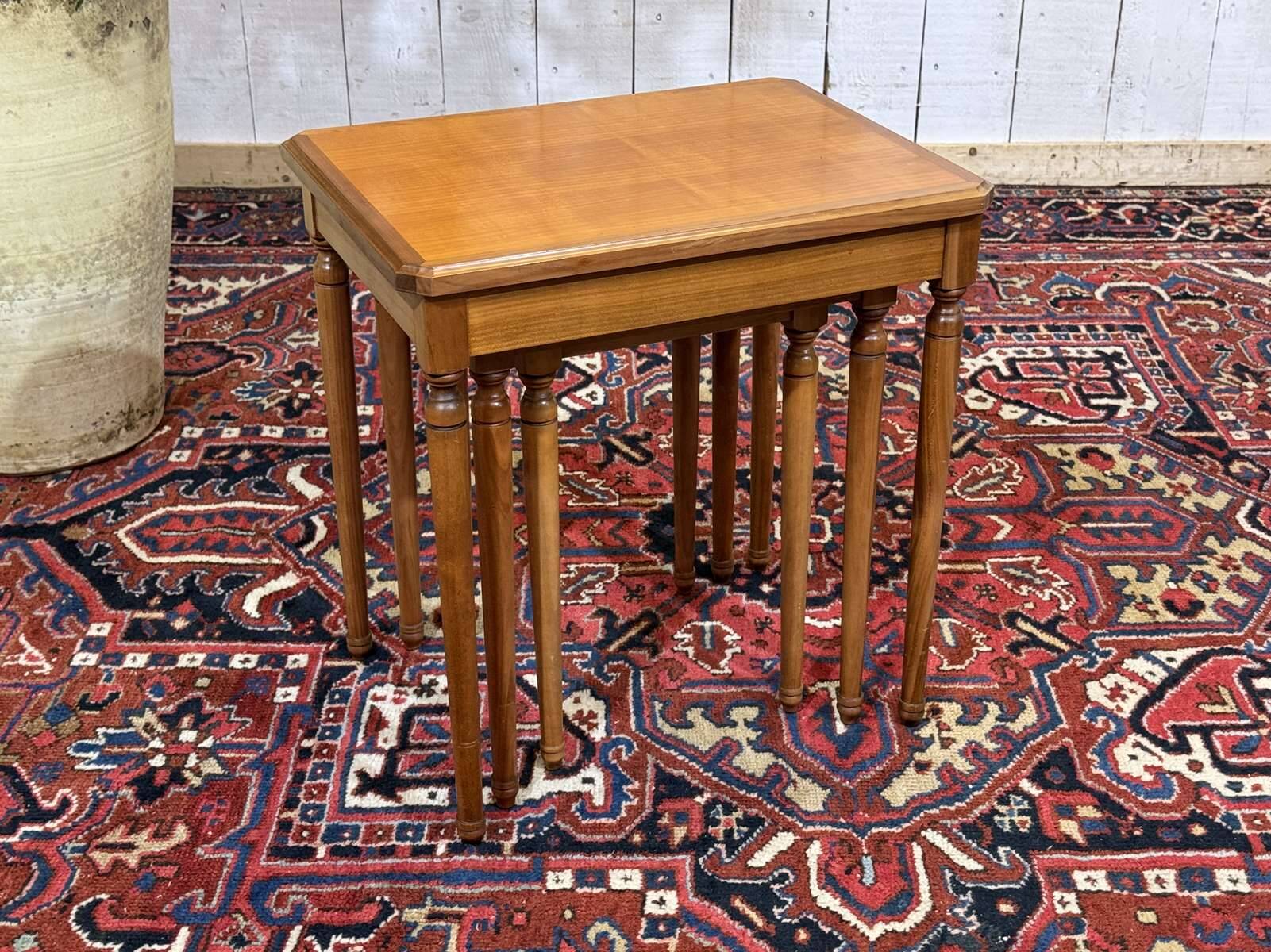 Set of 3 nesting tables in cherry wood from the 1960s.