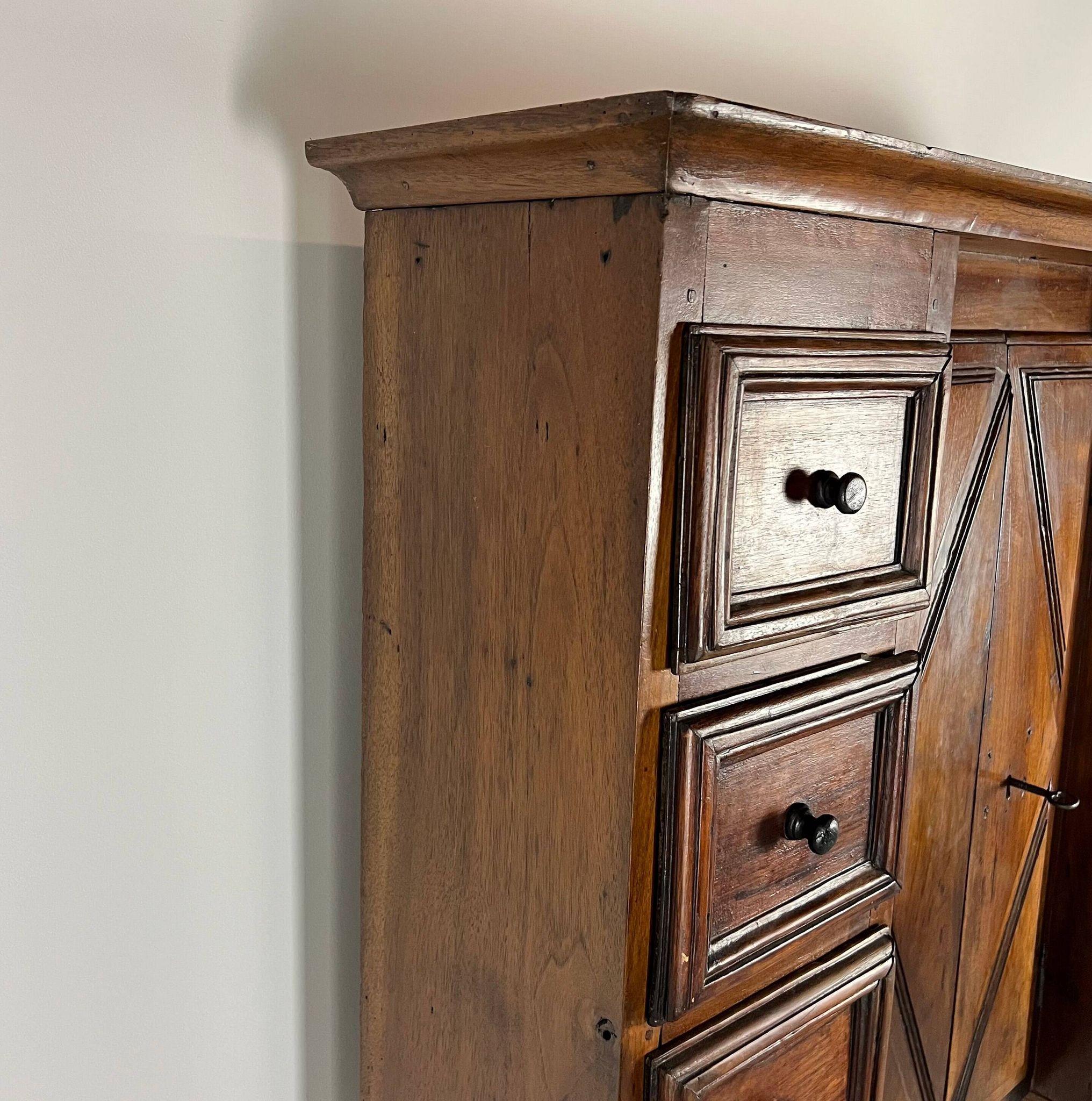 Walnut cabinet with 8 drawers Stipo Monetiere, Piedmont 17th century, furniture Italy 17th century