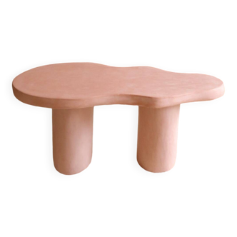 Table basse forme organique en tadelakt teracotta rose