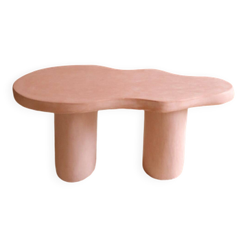 Table basse forme organique en tadelakt teracotta rose