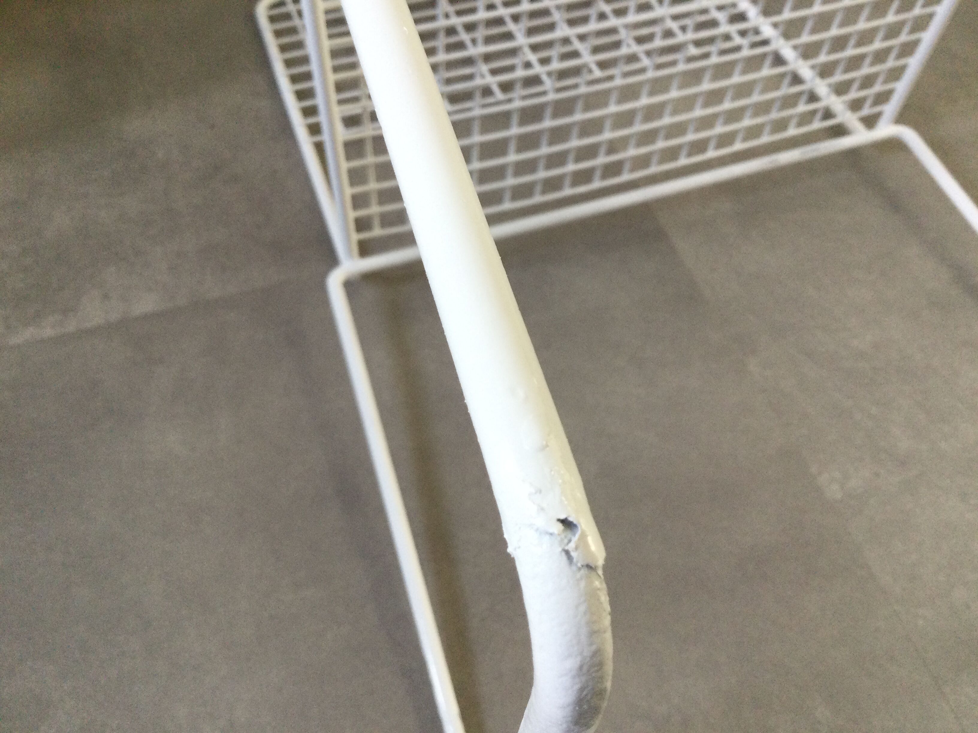 Chaise métal grillagée
