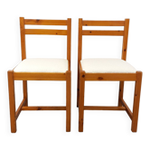 Paire de chaises vintage en pin et tissu bouclette blanc des années 70