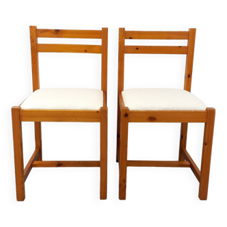 Paire de chaises vintage en pin et tissu bouclette blanc des années 70