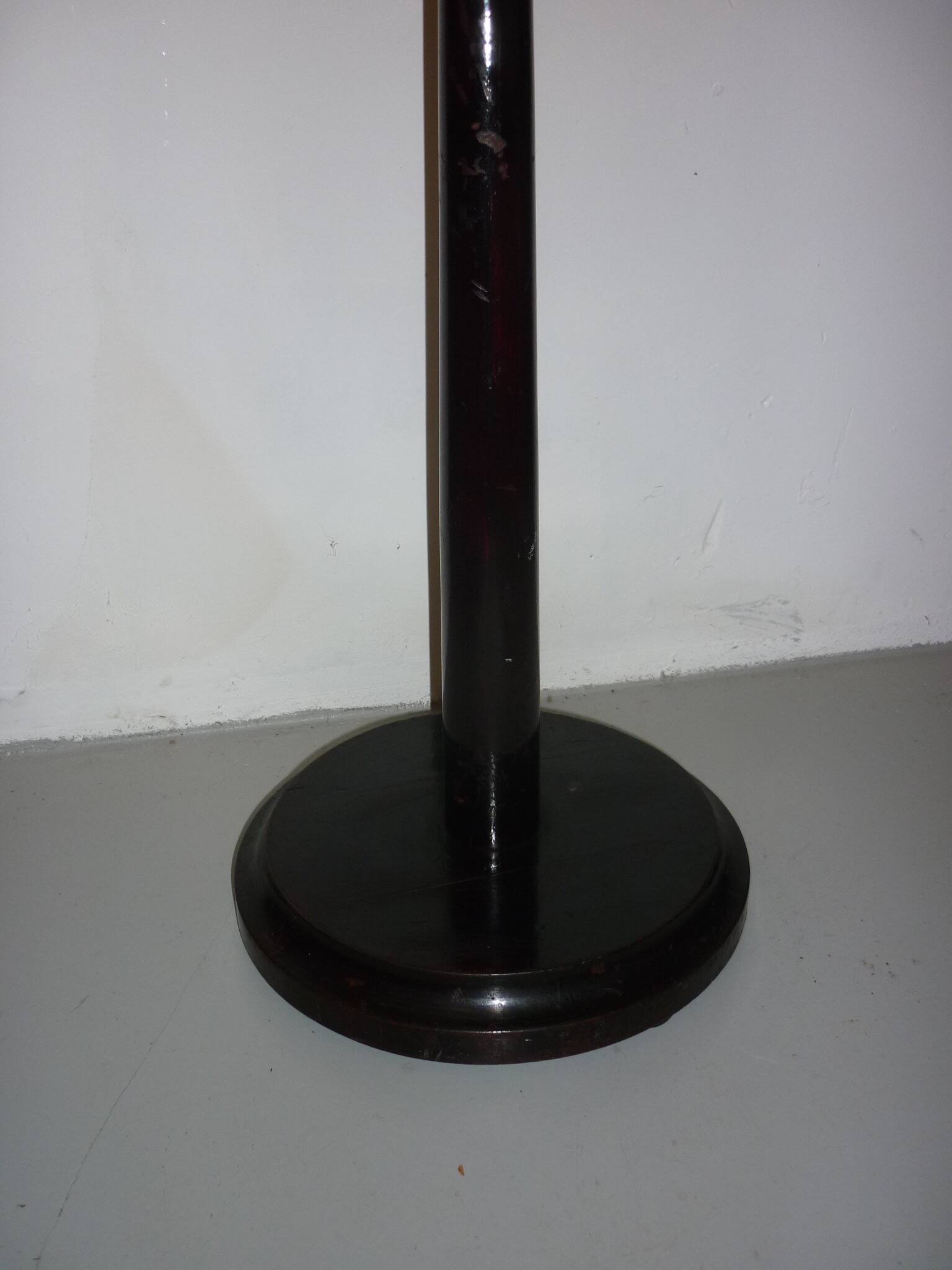 Cendrier en bois sur pied par-fumee