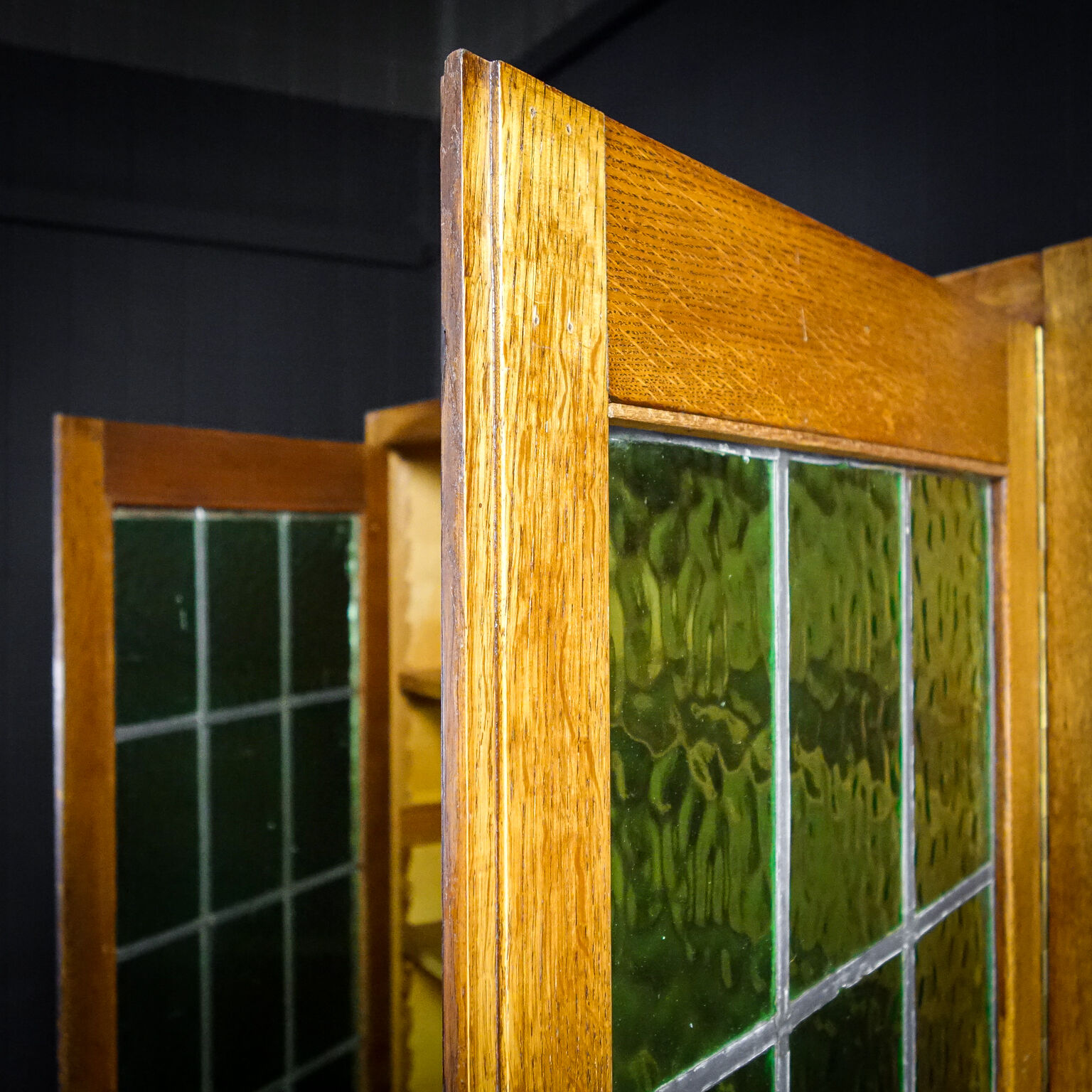 Bibliothèque antique avec portes en verre souillé Brun / Vert - années 1920