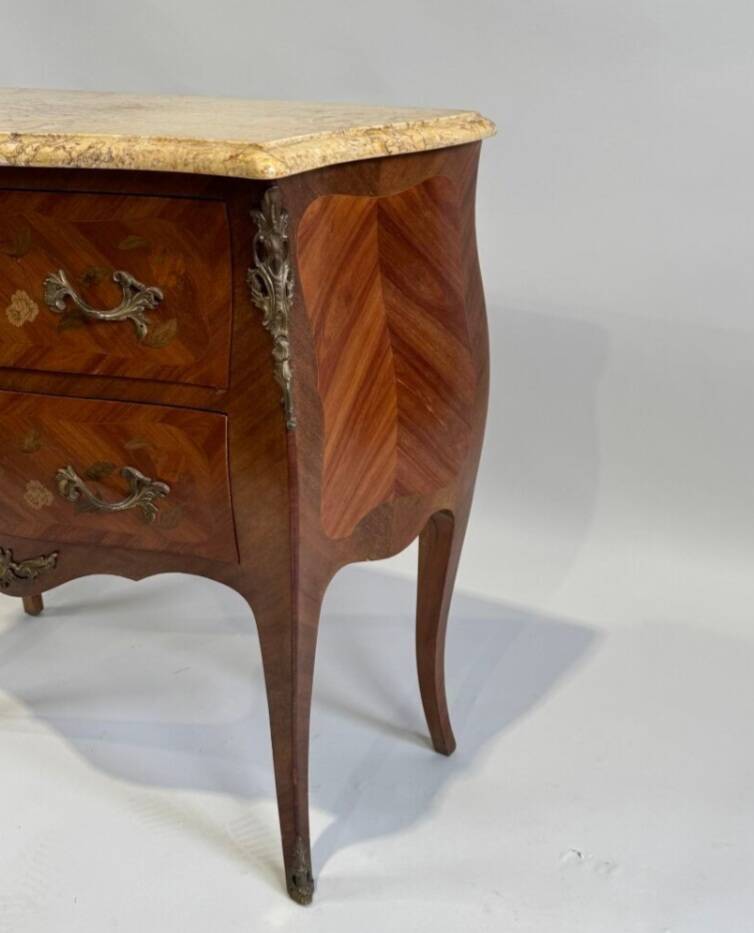 Curved chest of drawers