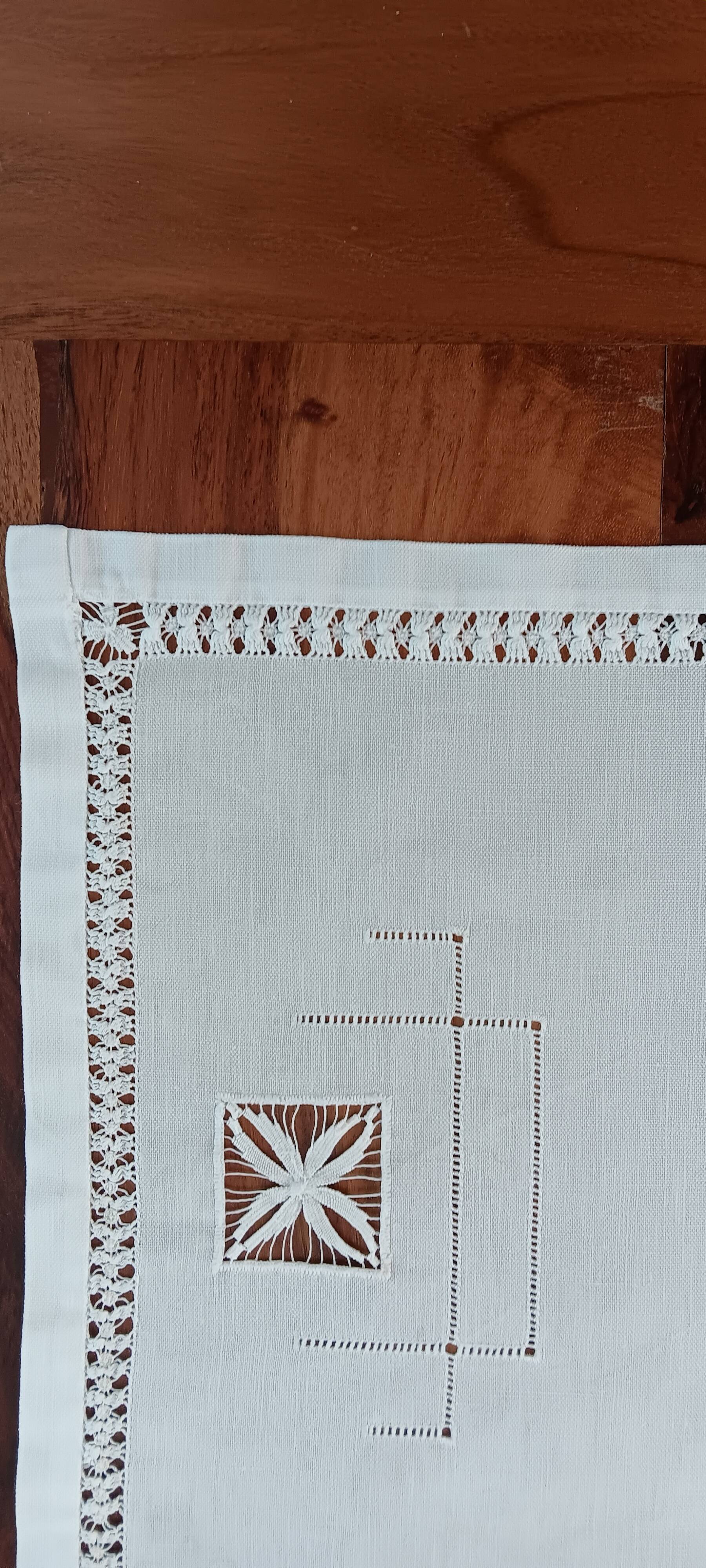 Napperon brodé lin blanc vintage
