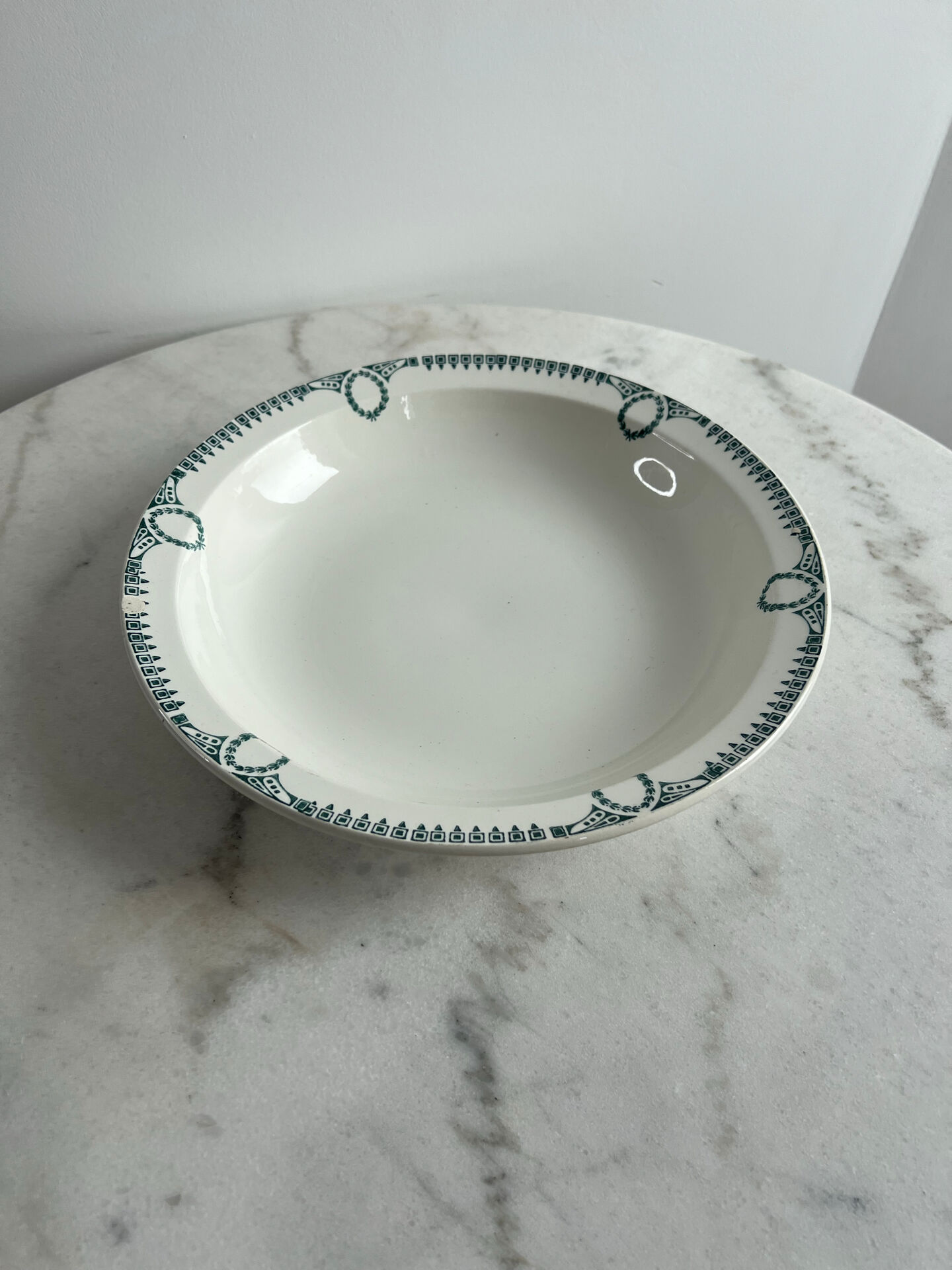Shallow dish St Amand decorated with green crowns.